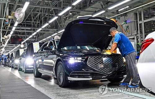 This undated file photo provided by Hyundai Motor shows cars rolling off the assembly line at a factory. (PHOTO NOT FOR SALE) (Yonhap)