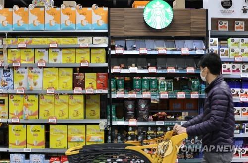 A shopper browses coffee products at a discount store in the city of Goyang, north of Seoul, on Jan. 9, 2022. (Yonhap)