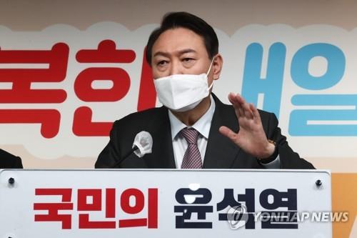This pool photo taken on Jan. 20, 2022, shows main opposition presidential candidate Yoon Suk-yeol speaking to reporters in Seoul. (Yonhap)