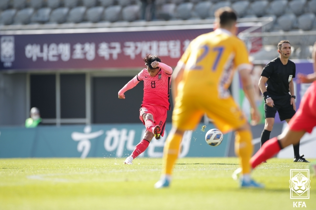 Paik Seung-ho of South Korea scores off a free kick against Moldova during the teams' football friendly match at Mardan Sports Complex in Antalya, Turkey, on Jan. 21, 2022, in this photo provided by the Korea Football Association. (PHOTO NOT FOR SALE) (Yonhap)