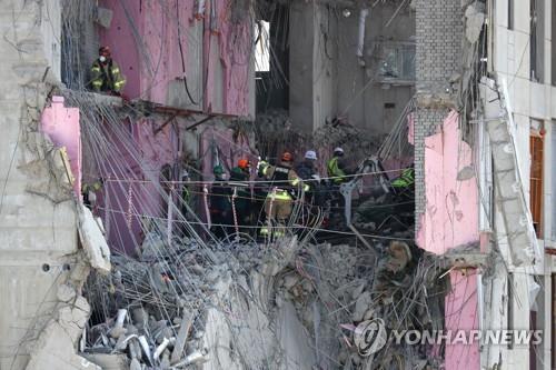 (LEAD) Rescuers collect body of missing person at collapsed construction site in Gwangju - 1