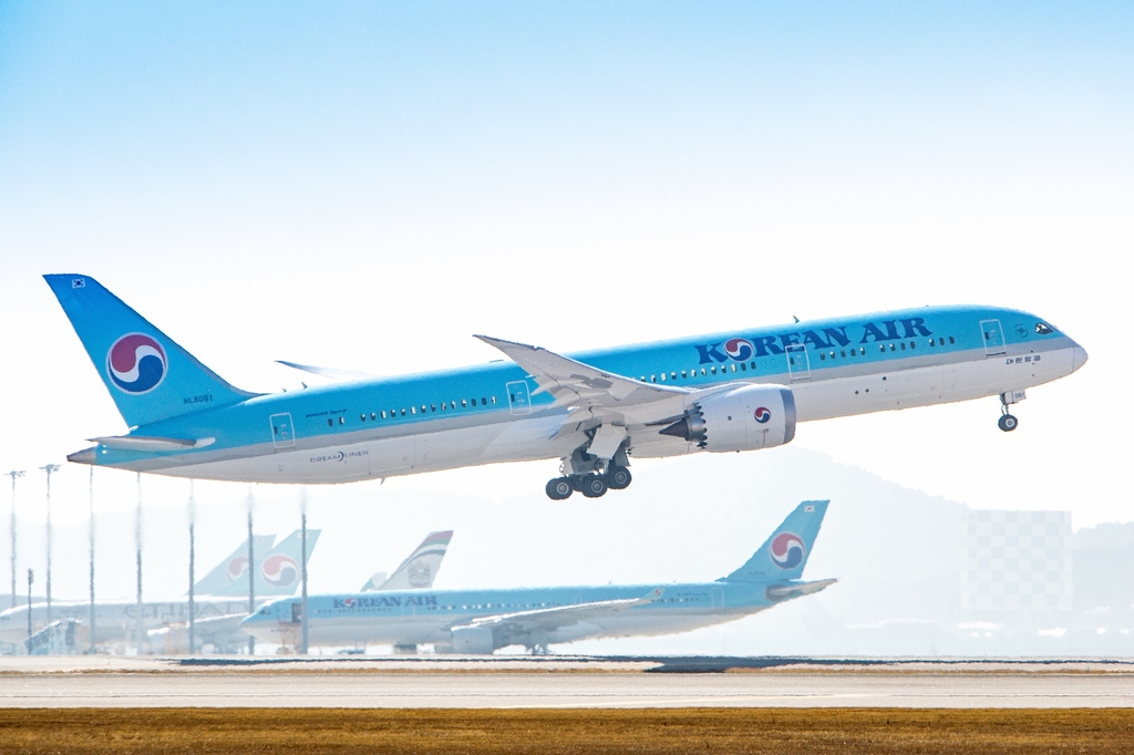 This file photo provided by Korean Air shows a B787-9 passenger jet taking off from Incheon International Airport, west of Seoul. (PHOTO NOT FOR SALE) (Yonhap)