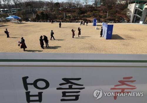 The campus of Sungkyunkwan University in Seoul is quiet on the day of a graduation ceremony on Feb. 16, 2022, as the school switched to a virtual event amid fears of the COVID-19 pandemic. (Yonhap)