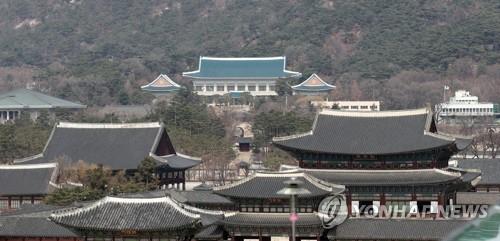 Cheong Wa Dae is seen behind Gyeongbok Palace in central Seoul on March 10, 2022. (Yonhap)
