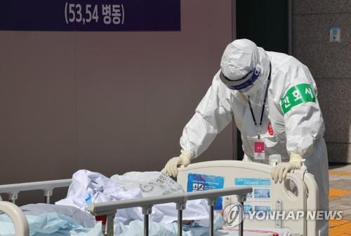(4th LD) S. Korea's new COVID-19 cases rise to over 420,000; critical cases at record high