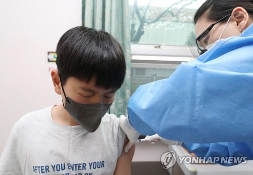 (3rd LD) S. Korea's new COVID-19 cases fall to about 320,000; critical cases at another high