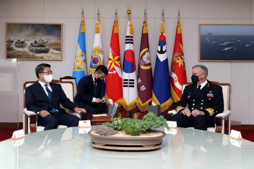 Defense Minister Suh Wook (L) talks with NATO Military Committee Chair Adm. Rob Bauer at the defense ministry in Seoul on April 11, 2022, in this photo released by the ministry. (PHOTO NOT FOR SALE) (Yonhap)