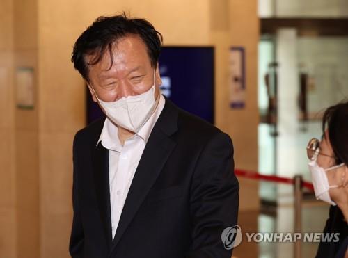Health and Welfare Minister nominee Chung Ho-young answers questions from a reporter prior to entering his confirmation hearing preparation office in Seoul on April 14, 2022. (Yonhap)