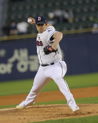 Robert Stock of the Doosan Bears pitches against the NC Dinos during a Korea Baseball Organization regular season game at Jamsil Baseball Stadium in Seoul on April 26, 2022, in this photo provided by the Bears. (PHOTO NOT FOR SALE) (Yonhap)