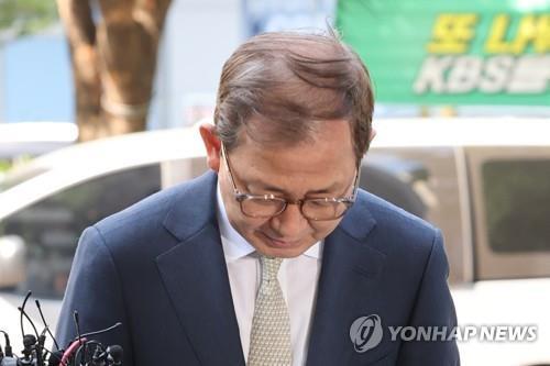 Education Minister nominee Kim In-chul bows after offering to resign in a meeting with reporters in Seoul on May 3, 2022. (Yonhap)