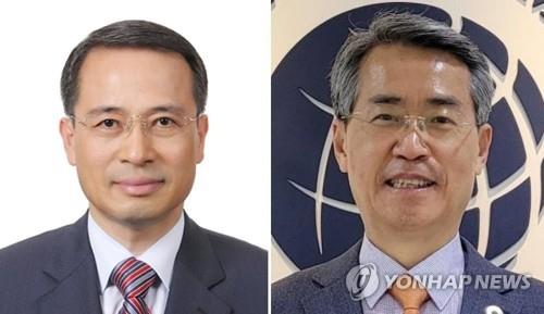 This photo provided by the presidential office shows Kim Kyou-hyun (L) and Kwon Chun-taek. (PHOTO NOT FOR SALE) (Yonhap)