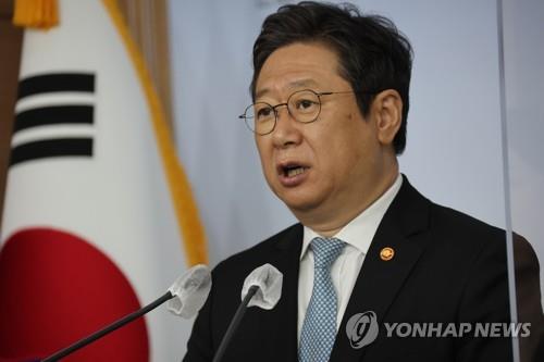 (LEAD) Ex-Culture Minister Hwang under probe over illicit political fund allegations