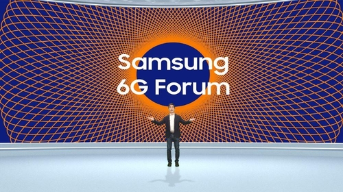 Sebastian Seung, president and head of Samsung Research, talks during the 6G forum titled "Next Hyper-Connected Experience for All" on May 13, 2022. (Yonhap)