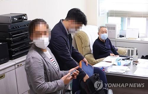 Investigators search the office of former Industry Minister Paik Un-gyu at Hanyang University in Seoul on March 19, 2022. (Yonhap)