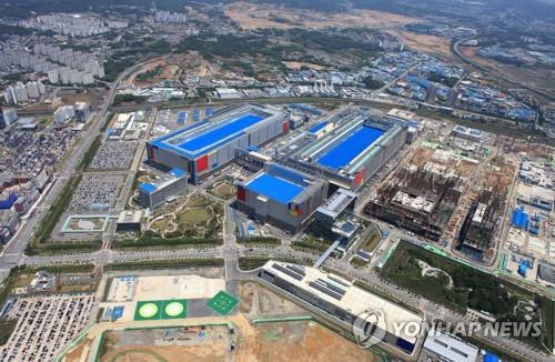 The photo provided by Samsung Electronics Co. shows its semiconductor complex in Pyeongtaek, some 70 kilometers south of Seoul. (PHOTO NOT FOR SALE) (Yonhap)