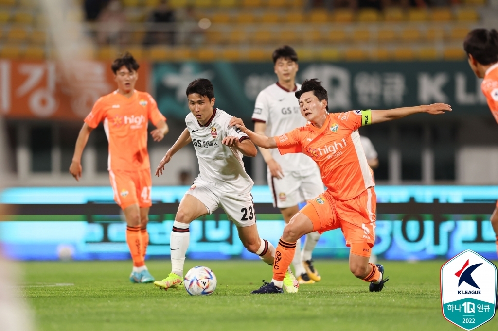 Yoon Jong-gyu of FC Seoul (L) tries to dribble past Kim Dong-hyun of Gangwon FC during the clubs' K League 1 match at Gangneung Stadium in Gangneung, 240 kilometers east of Seoul, on May 18, 2022, in this photo provided by the Korea Professional Football League. (PHOTO NOT FOR SALE) (Yonhap)