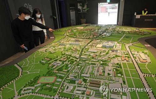 (LEAD) Gov't postpones planned opening of Yongsan park site near presidential office