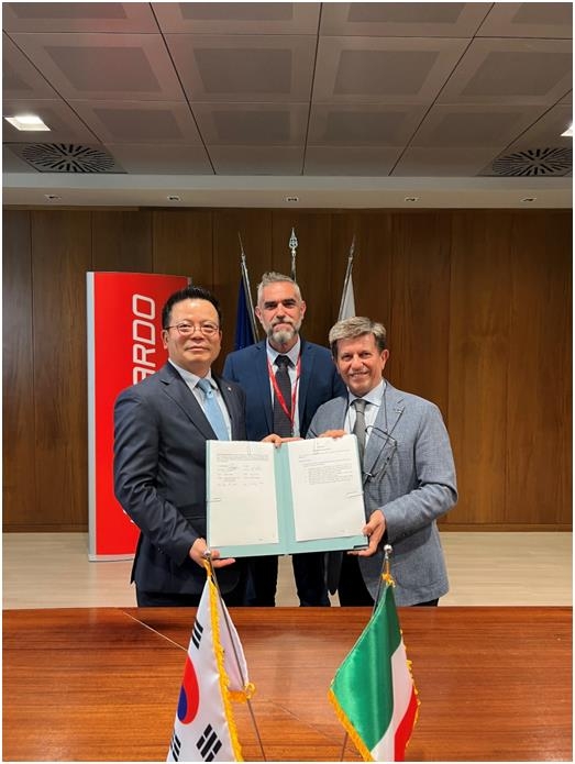 Hanwha Systems CEO Eoh Sung-chul (L) poses for a photo with Luca Picollo (C), senior vice president of Leonardo's airborne systems division, and Marco Galletto, senior vice president of Leonardo's divisional marketing, at the signing ceremony for export cooperation deal on AESA radar, in this photo provided by Hanwha Systems on May 23, 2022. (PHOTO NOT FOR SALE) (Yonhap) 