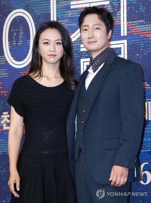 Actors Tang Wei (L) and Park Hae-il pose for the camera during a press conference for "Decision to Leave" at a Seoul hotel on June 2, 2022. (Yonhap)