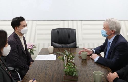 Seo Cheol-mo (L), mayor of Hwaseong, and ASML CEO Peter Wennink (R) talk, in this photo provided by the city on April 4, 2022. (PHOTO NOT FOR SALE) (Yonhap)