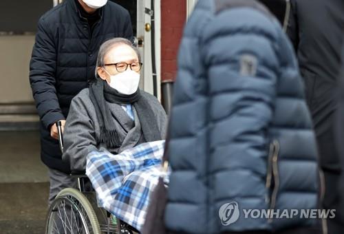 This undated file photo shows ex-President Lee Myung-bak being moved to the Anyang Correctional Institution in the namesake city, 23 kilometers south of Seoul. (Yonhap)