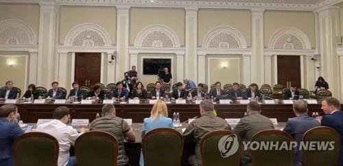 This photo, captured from the Facebook account of Lee Jun-seok, head of South Korea's ruling People Power Party on June 7, 2022, shows Lee (L) meeting Ukrainian President Volodymyr Zelenskyy and Ukrainian presidential office officials on June 6, 2022. (PHOTO NOT FOR SALE) (Yonhap)
