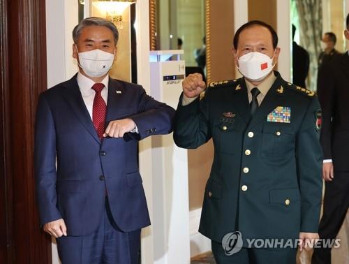 Defense Minister Lee Jong-sup (L) and his Chinese counterpart, Wei Fenghe, pose for a photo before their talks on the margins of the Shangri-La Dialogue in Singapore on June 10, 2022. (Yonhap)