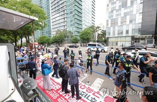 Liberal activists hold rally outside Yoon's home to protest against noisy anti-Moon rallies