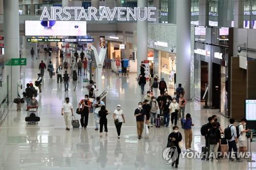 Incheon International Airport, west of Seoul, bustles with passengers, in this file photo taken May 29, 2022. (Yonhap)