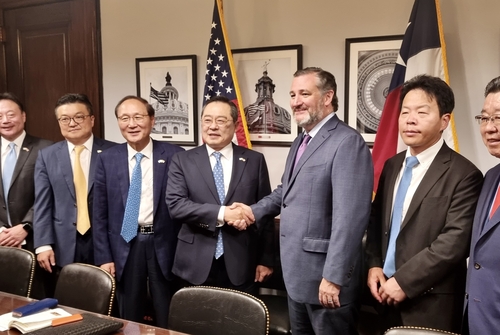 Koo Ja-yeol (4th from L), chairman of the Korea International Trade Association (KITA), shakes hands with U.S. Senator Ted Cruz (R-TX) during their meeting in Washington D.C. on June 22, 2022 (U.S. time), in this photo provided by KITA. (PHOTO NOT FOR SALE) (Yonhap) 