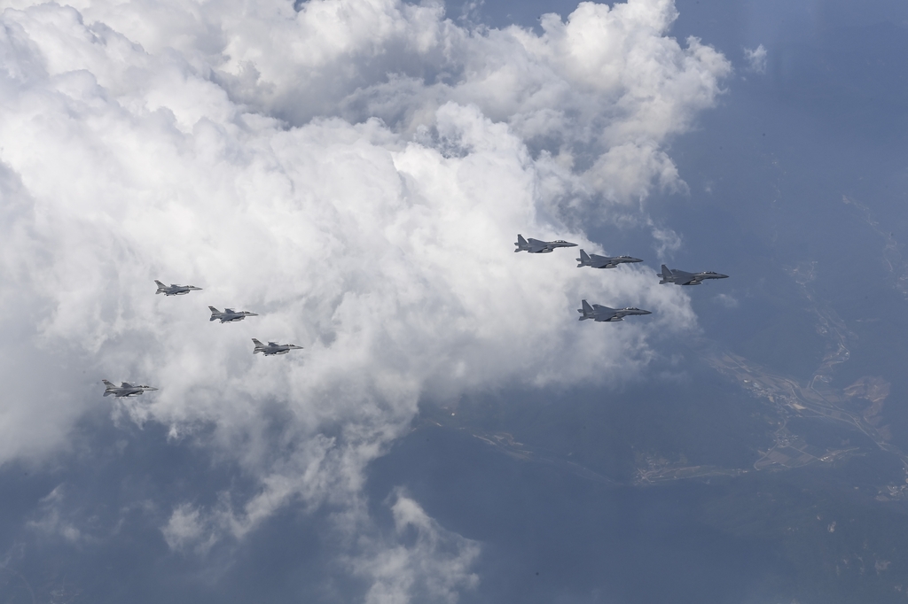 South Korean and U.S. fighter jets conduct a combined patrol flight over Pyeongtaek, 70 kilometers south of Seoul, on June 21, 2022, in this photo provided by South Korea's Air Force. (PHOTO NOT FOR SALE) (Yonhap)
