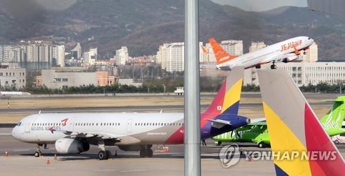 This file photo, taken April 15, 2022, shows aircraft at Gimpo International Airport in western Seoul. (Yonhap)