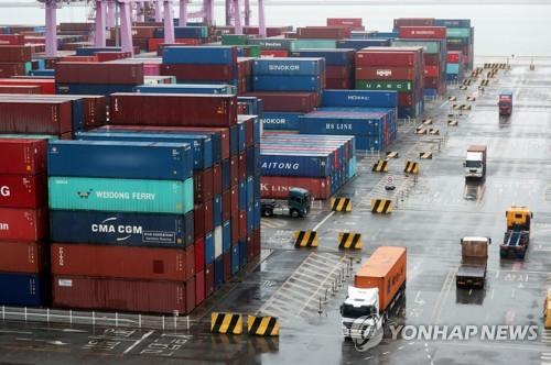 A container terminal at Incheon Port, west of Seoul, bustles with cargo trucks transporting containers, in this file photo taken June 15, 2022, after unionized truckers ended their weeklong strike by reaching a deal with the transport ministry the previous day to extend the minimum wage guarantee beyond its scheduled expiration at the end of the year. (Yonhap)