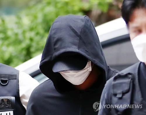 A freshman at Inha University in Incheon, about 30 kilometers west of Seoul, arrives at the Incheon District Court on July 17, 2022, to answer questions over charges he raped a female schoolmate and caused her to fall to her death. (Yonhap)