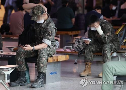 This file photo taken June 17, 2022, shows service members waiting for trains at Seoul Station in central Seoul. (Yonhap)