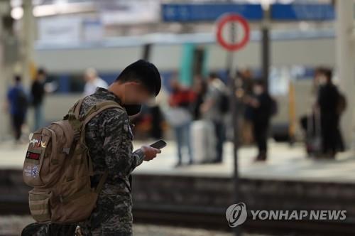 This photo, taken on May 1, 2022, shows a soldier waiting for a train at Seoul Station in Seoul. (Yonhap)