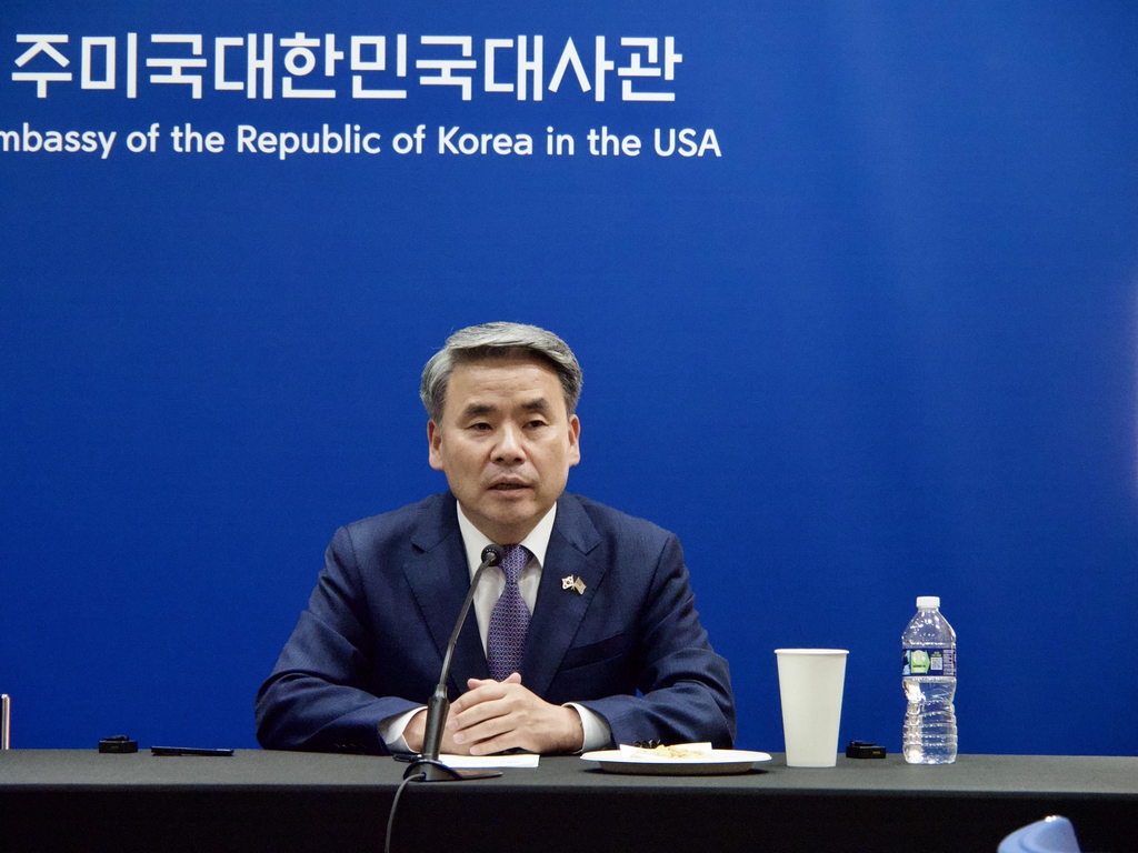 South Korean Defense Minister Lee Jong-sup is seen speaking in a meeting with reporters in Washington on July 29, 2022 in this pool photo. (Yonhap)