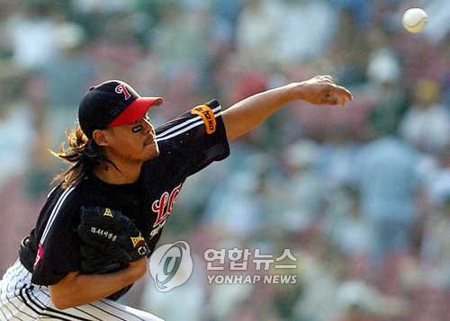 In this file photo from May 5, 2003, LG Twins closer Lee Sang-hoon pitches against the Doosan Bears during the bottom of the ninth inning of a Korea Baseball Organization regular season game at Jamsil Baseball Stadium in Seoul. (Yonhap)