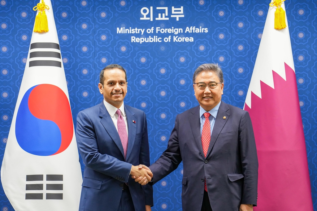 South Korean Foreign Minister Park Jin (R) shakes hands with his Qatari counterpart, Sheikh Mohammed bin Abdulrahman Al Thani, during their meeting in Seoul on Aug. 17, 2022, in this photo provided by Park's office. (PHOTO NOT FOR SALE) (Yonhap)