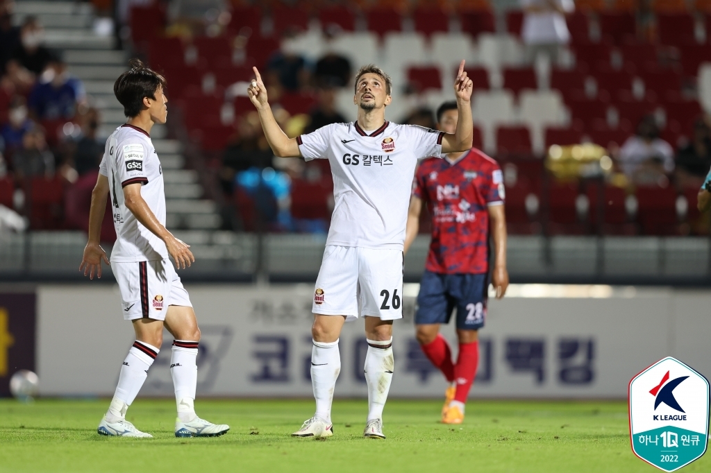 Aleksandar Palocevic of FC Seoul (C) celebrates his goal against Gimcheon Sangmu FC during the clubs' K League 1 match at Gimcheon Stadium in Gimcheon, almost 190 kilometers southeast of Seoul, on Aug. 15, 2022, in this photo provided by the Korea Professional Football League. (PHOTO NOT FOR SALE) (Yonhap)