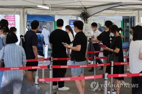 People line up to undergo COVID-19 virus tests at a makeshift testing station in Seoul on Aug.18, 2022. (Yonhap)