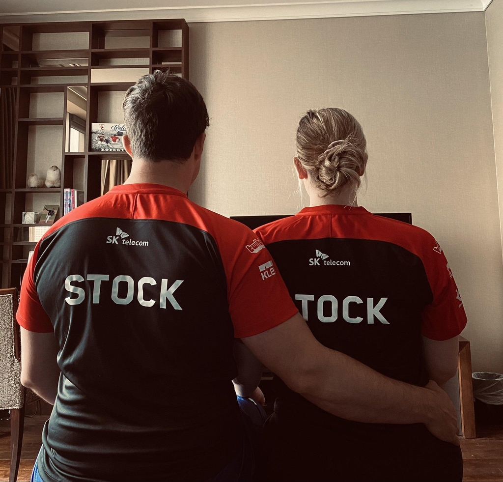 Robert Stock of the Doosan Bears (L) and his wife, Sara, pose in jerseys of the Korean "League of Legends" team T1, in this photo captured from Stock's Twitter page. (PHOTO NOT FOR SALE) (Yonhap)