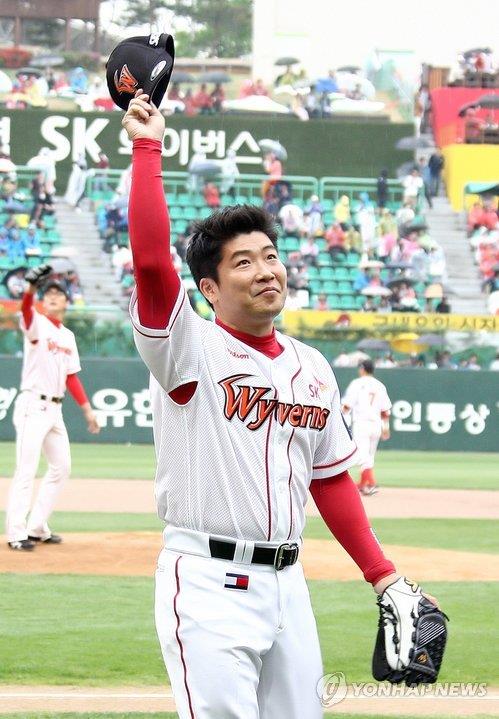 In this May 18, 2013, file photo provided by the SK Wyverns, former Wyverns outfielder Park Jae-hong waves to fans after throwing out the ceremonial first pitch during his retirement ceremony at SK Happy Dream Park in Incheon, around 30 kilometers west of Seoul. (PHOTO NOT FOR SALE) (Yonhap)