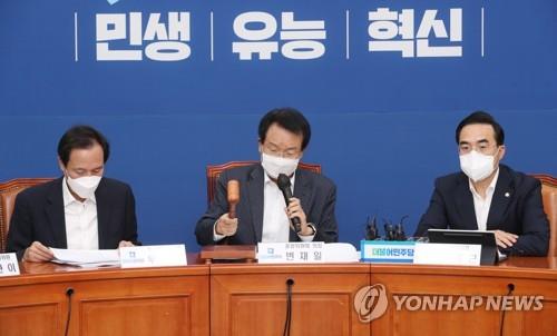 Rep. Byun Jae-ill, chair of the main opposition Democratic Party's central committee, declares the opening of a committee meeting at the National Assembly in western Seoul on Aug. 24, 2022. (Pool photo) (Yonhap)