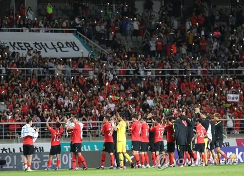 In this file photo from Sept. 7, 2018, South Korean players celebrate their 2-0 victory over Costa Rica in the countries' friendly football match at Goyang Stadium in Goyang, Gyeonggi Province. (Yonhap)
