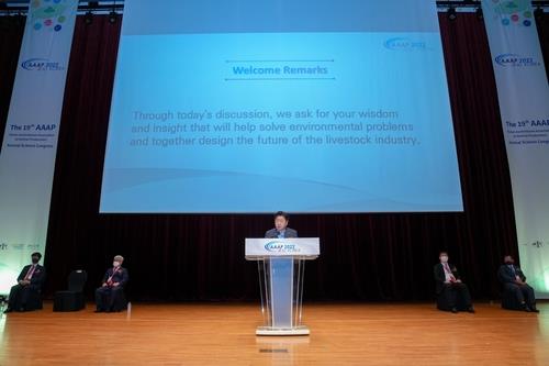 Jeju Governor Oh Young-hun delivers his welcoming remarks during the 19th forum of the Asian-Australian Association of Animal Production held on South Korea's southernmost island of Jeju on Aug. 23, 2022. (Yonhap) 