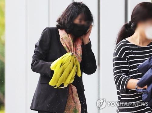 A key suspect surnamed Bae in the allegations of corporate card misuse by the wife of incumbent opposition leader Lee Jae-myung arrives at a court in Suwon, south of Seoul, on Aug. 30, 2022, to attend her pretrial arrest warrant hearing. (Yonhap)