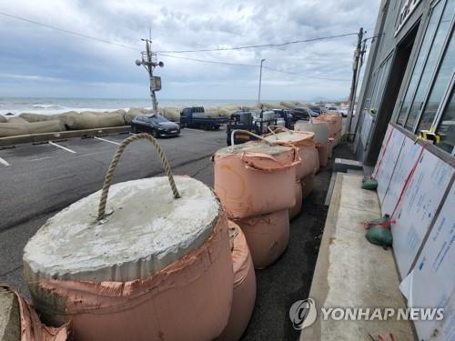 Large cement stones are placed in front of a seaside shopping mall in Busan, southeastern South Korea, on Sept. 5, 2022, to prevent damage from Typhoon Hinnamnor. (Yonhap)
