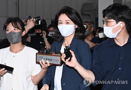 This file photo taken Aug. 23, 2022, shows Kim Hye-kyung, the wife of Democratic Party Chairman Lee Jae-myung, leaving the Gyeonggi Nambu Provincial Police Agency in Suwon, 34 kilometers south of Seoul, after about five hours of questioning about her corporate credit card allegations. (Pool photo) (Yonhap)
