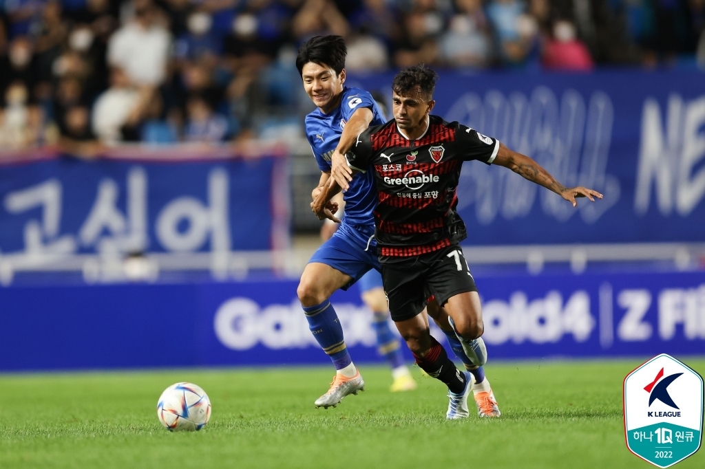 Jeon Jin-woo of Suwon Samsung Bluewings (L) and Wanderson of Pohang Steelers battle for the ball during the clubs' K League 1 match at Suwon World Cup Stadium in Suwon, 35 kilometers south of Seoul, on Sept. 14, 2022, in this photo provided by the Korea Professional Football League. (PHOTO NOT FOR SALE) (Yonhap)